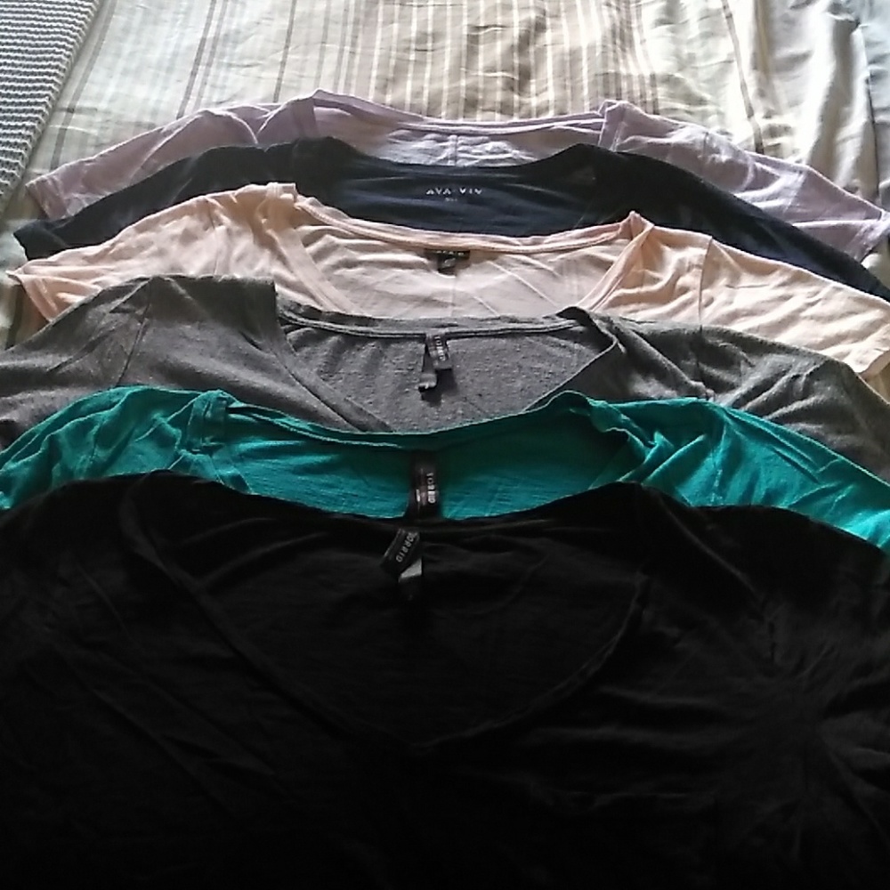 Lot of 6 v-neck t-shirts. Size 2 (18-20)